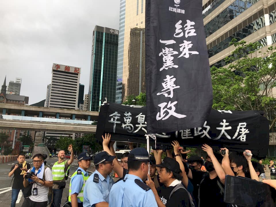 七一升旗場外警民緊張對峙　「反送中」群眾抬棺舉黑旗