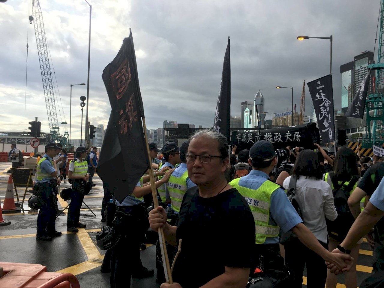 香港七一升旗結束 示威者仍未散
