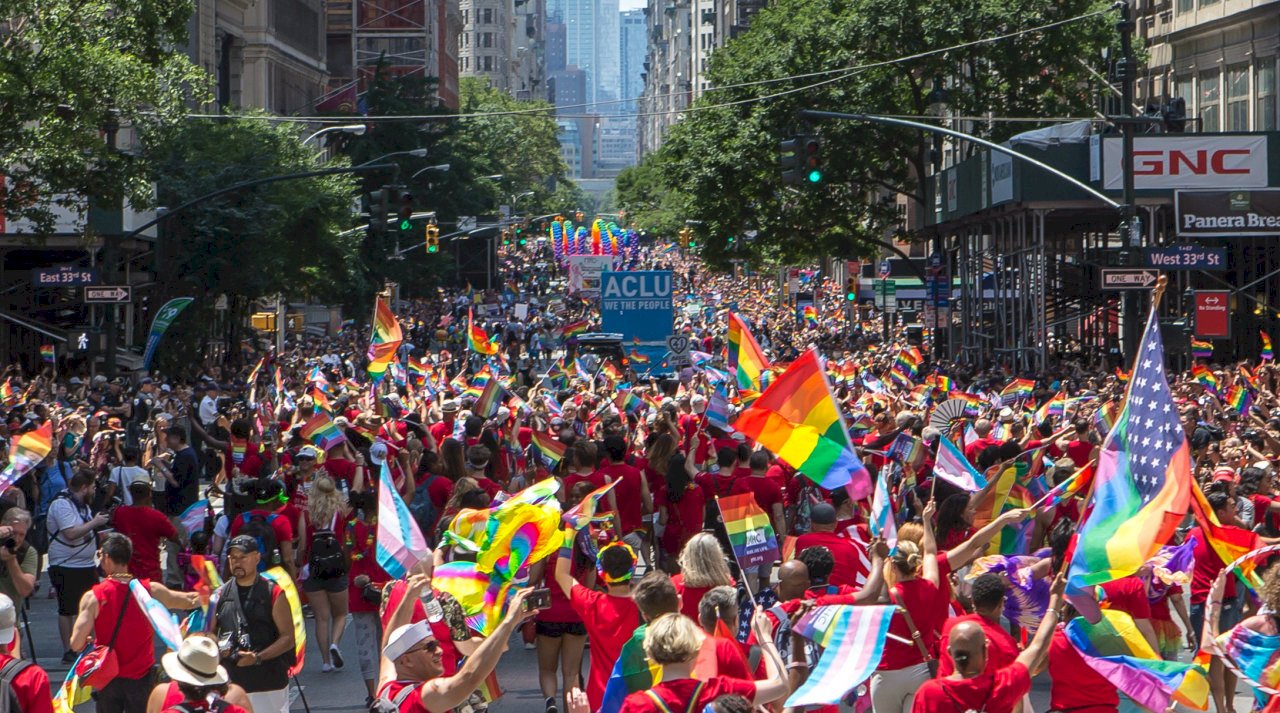 石牆事件50週年 紐約同志遊行彩虹旗飄