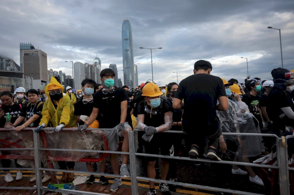 香港主權移交22週年 示威者試圖阻止升旗儀式
