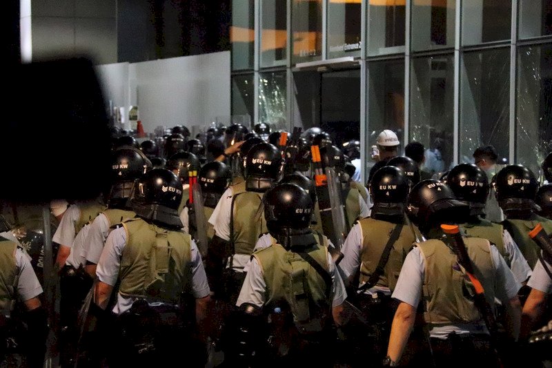 港警拘捕13示威者 1人涉強闖立法會