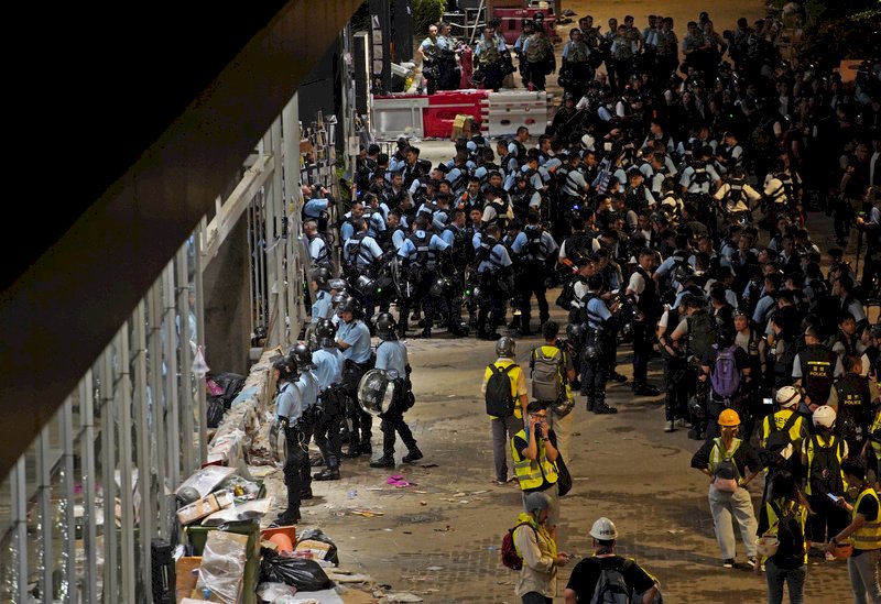 抗議群眾占領立法會事件後 港警展開逮捕行動
