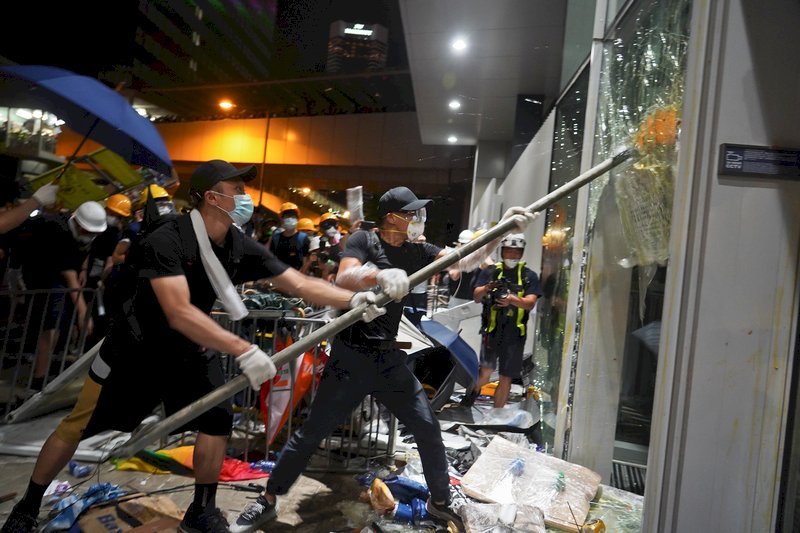 法媒：香港反送中染暴力 政治上對北京有利
