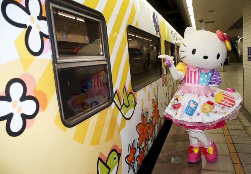 全球第一台Hello Kitty觀光列車 台鐵環島之星首航