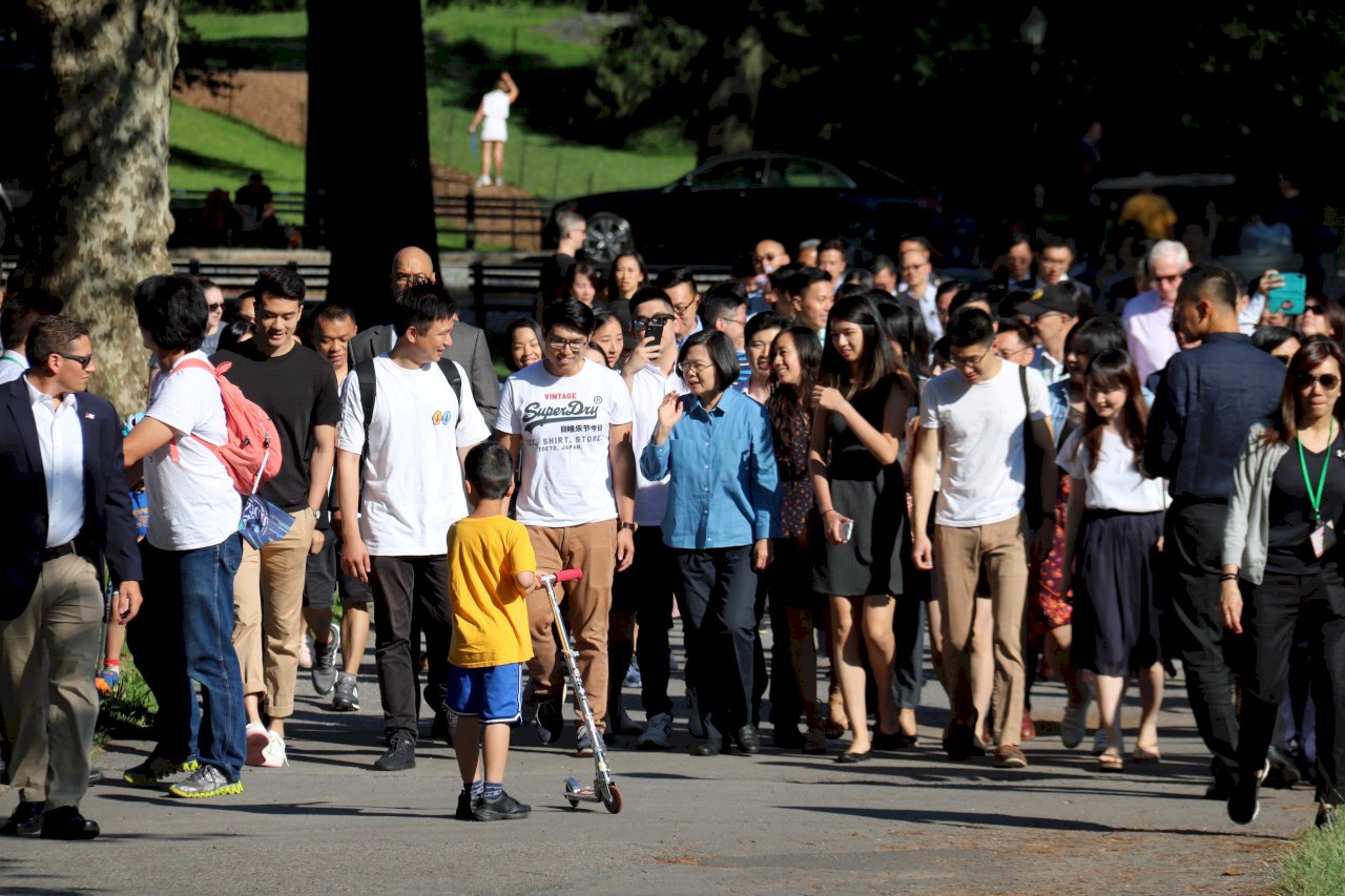 紐約中央公園健走 總統與青年互動氣氛超嗨