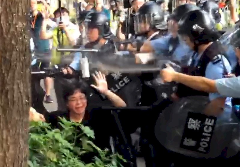 香港光復上水遊行爆衝突 警方施放胡椒噴霧