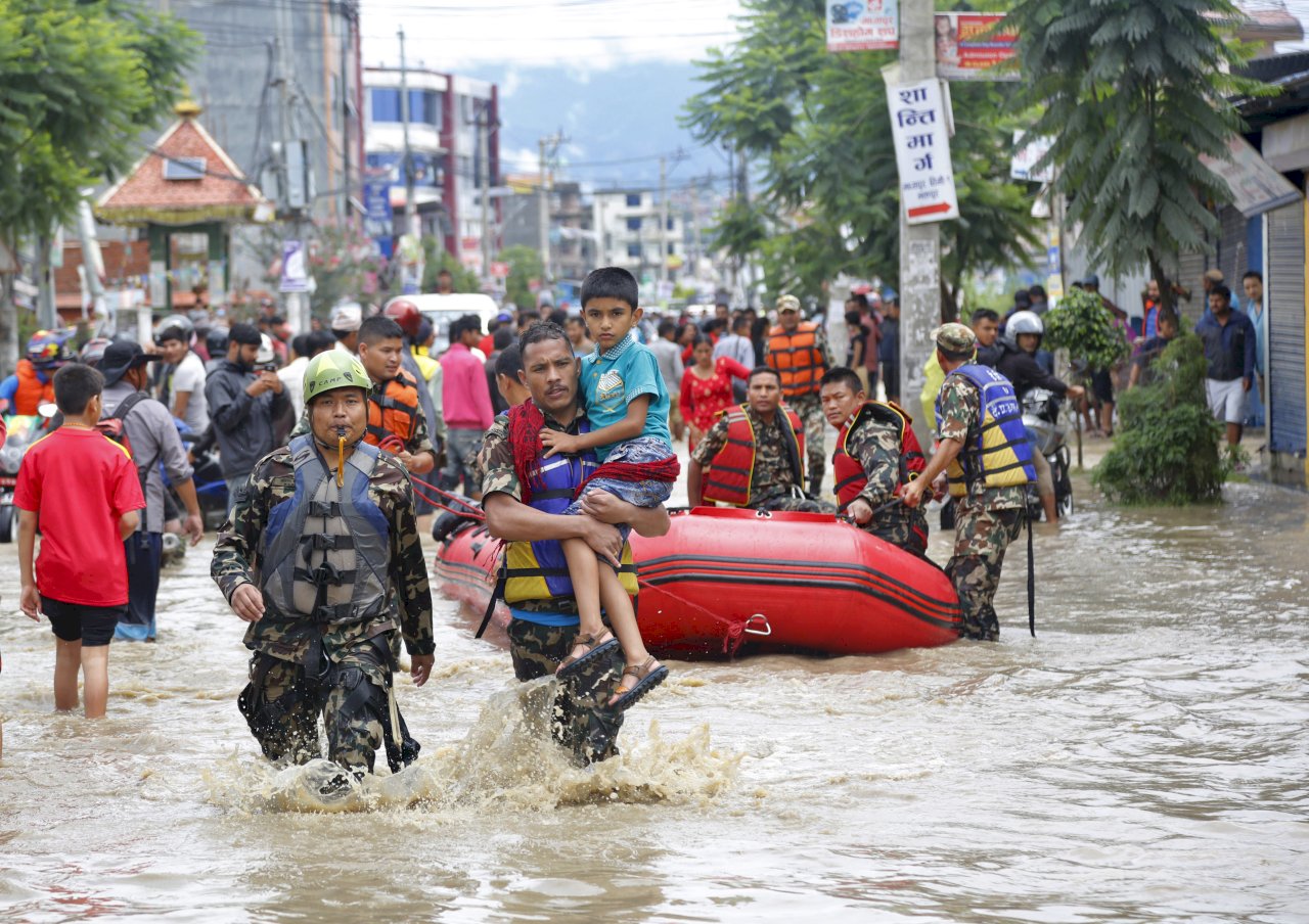 雨季暴雨致洪水山崩 南亞至少40人喪命