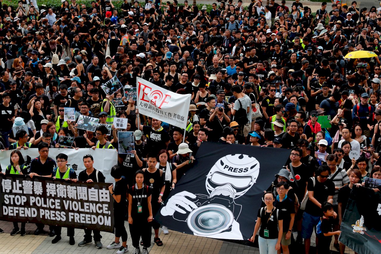 促正視警方阻採訪 香港記協：逾千人靜默遊行
