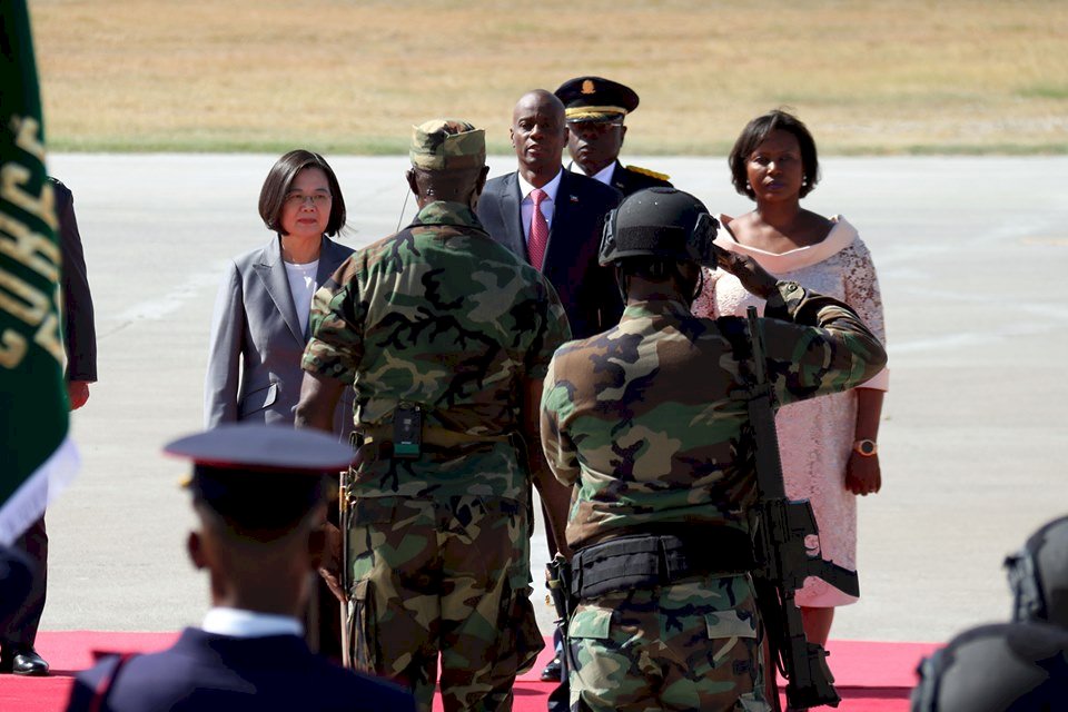 蔡總統訪問海地 摩依士機場親迎
