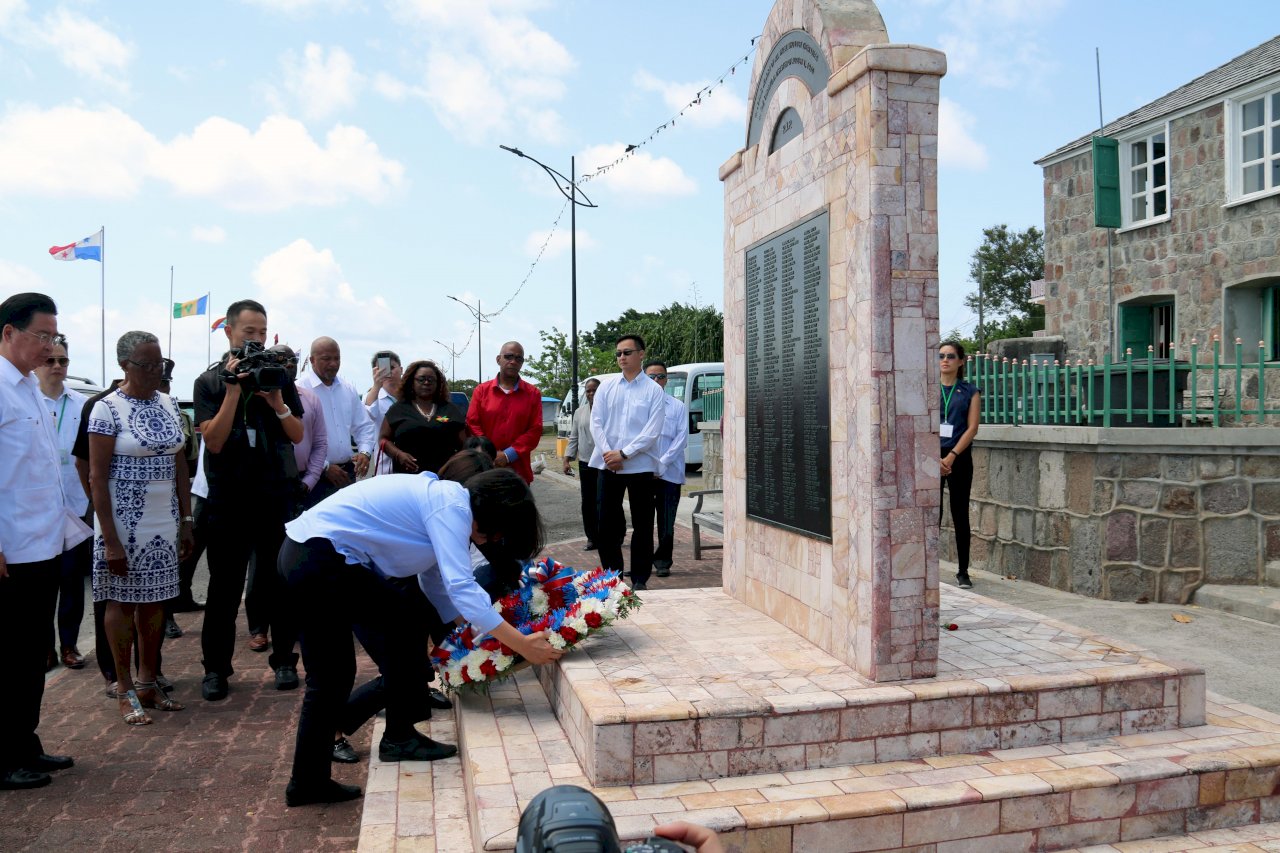 蔡總統參訪漢米爾頓故居 為船難紀念碑獻花