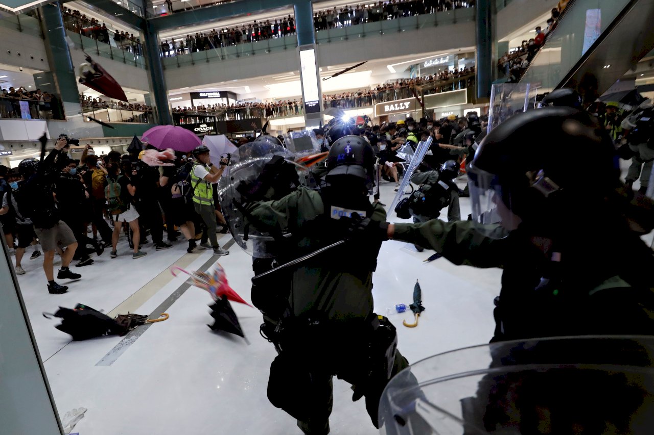 香港特首指沙田襲警示威者為「暴徒」