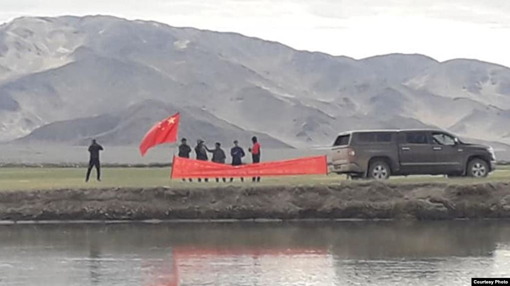 中國軍人越界插旗！反對印度藏人為達賴喇嘛慶生