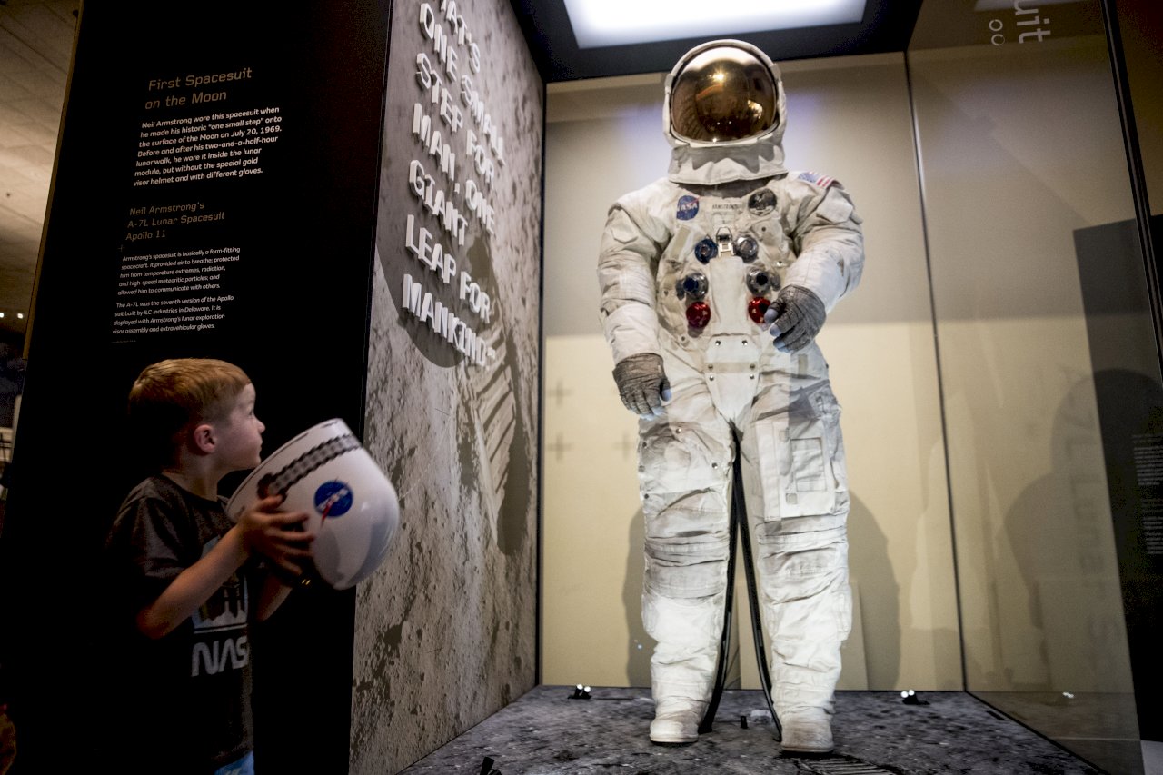 登月50週年 阿姆斯壯太空衣13年來首度亮相