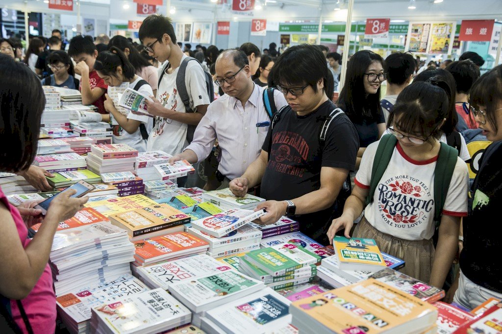 業者憂「白色恐佈」！ 香港書展今揭幕 政治書清零