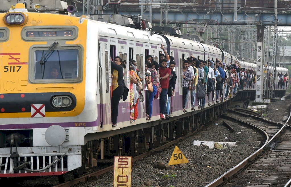 鐵路老舊車廂擠爆  孟買火車要人命