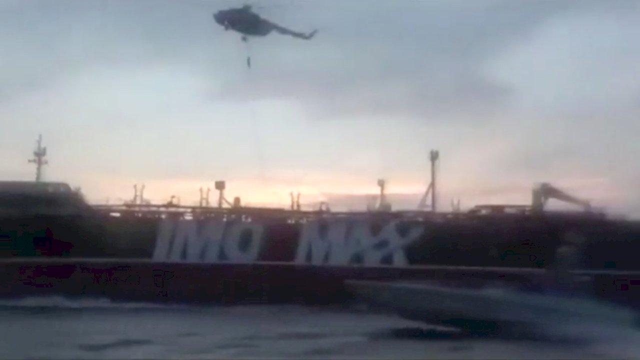 伊朗扣英油輪影片曝光 士兵直升機垂降登船