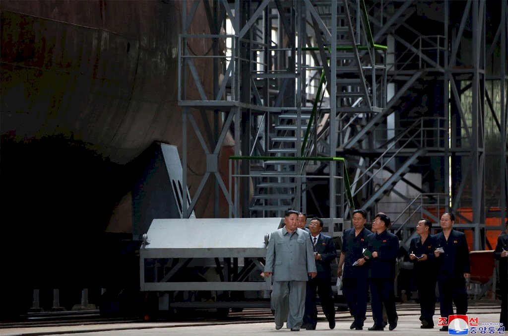 金正恩參觀北韓新建造潛艇
