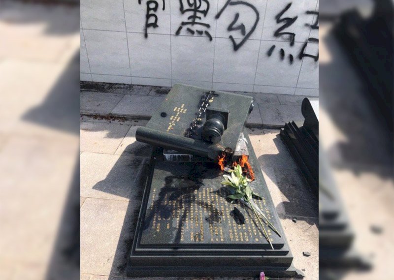 香港議員何君堯父母墳墓遭破壞 恐加深對立