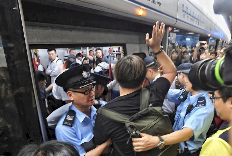 香港反送中 部分示威者阻撓地鐵運行