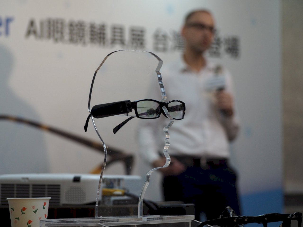 AI投入視障眼鏡輔具 手一比就唸給你聽