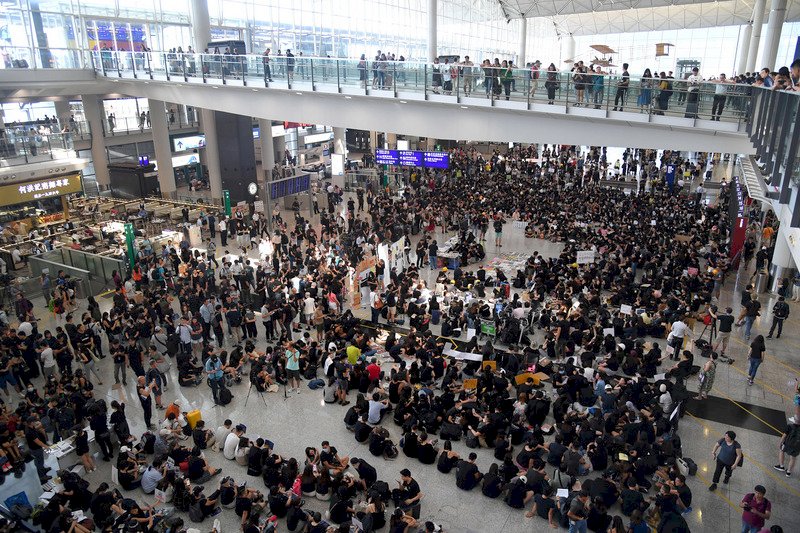 香港機場反送中集會 籲撤回修訂逃犯條例