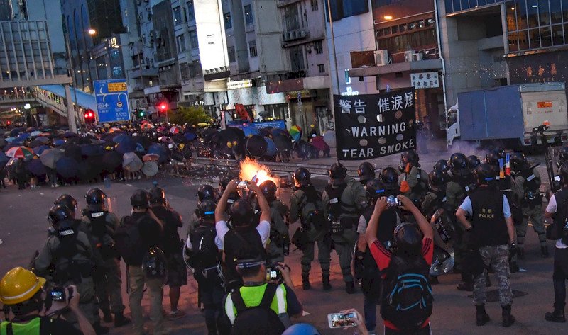 香港示威 警控示威民眾多處縱火