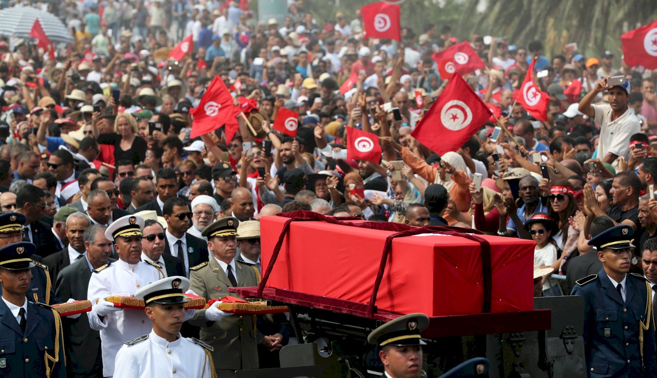突尼西亞總統國葬 哀悼民眾綿延20公里