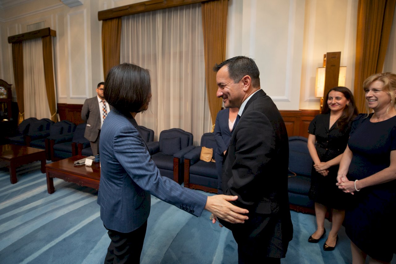 美加州眾議長藍道安曾在台教英文 蔡總統感謝「台灣老朋友」支持