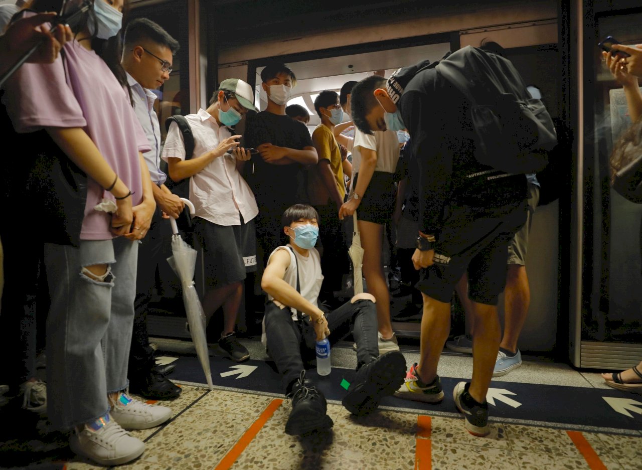 香港黑幫份子毆打「反送中」人士所引發的「黑警共治」憂慮