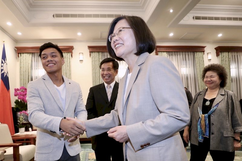 總統接見青年拳王洪嘉慶 好奇「帝王鷹」外號由來