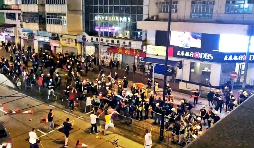 香港白衣人再現 毆打示威者反因人少被擊退