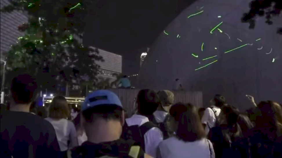 香港民眾入夜揮舞觀星筆 聲援被捕學生會長