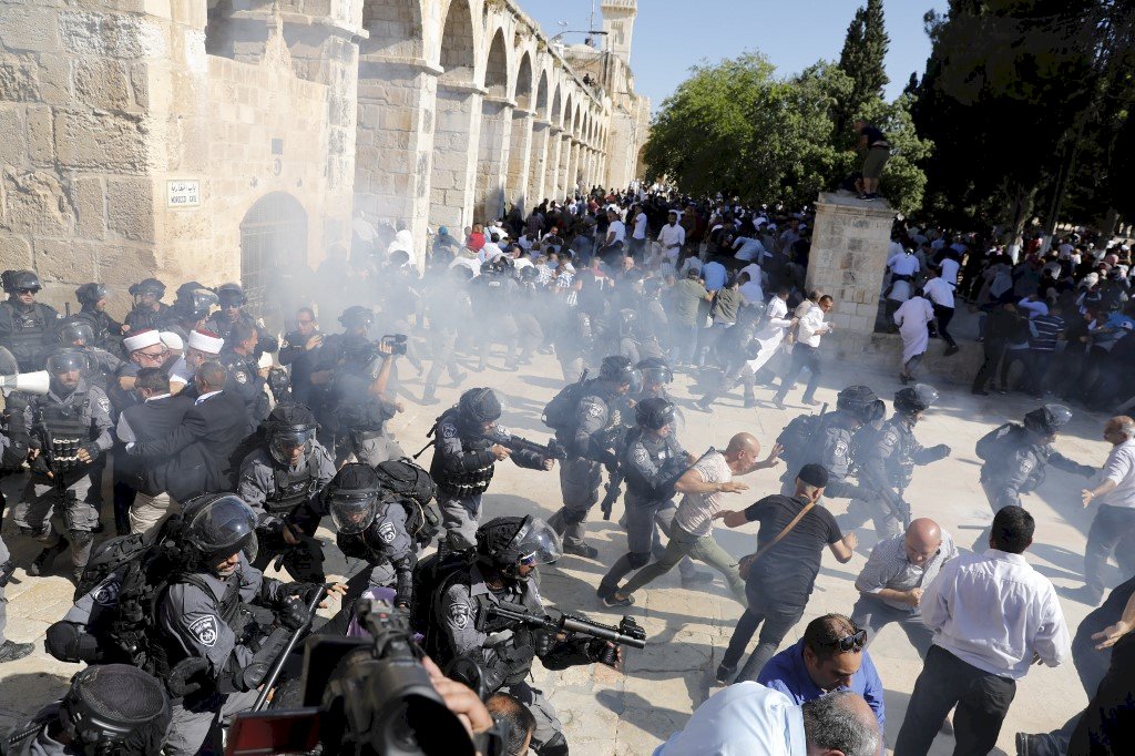 艾格撒清真寺外爆衝突 以警發射震撼彈驅散群眾