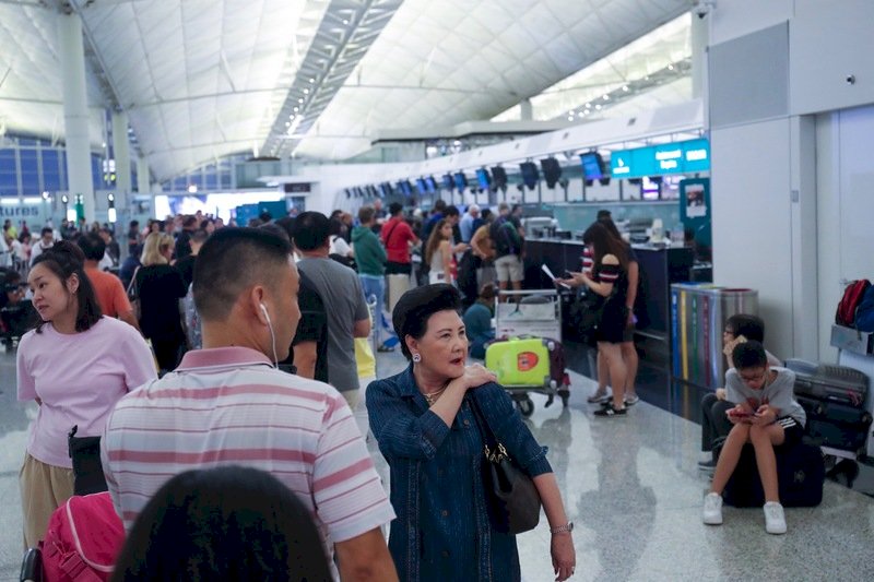 香港機場再現示威集會 旅客離境受阻怒火燒