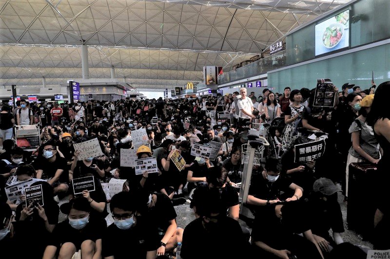 香港機場又爆大批示威人潮 5時半宣布取消所有離境航班