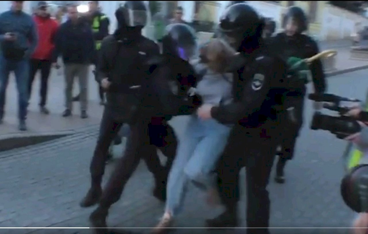 警察打示威女子影片瘋傳 俄展開內部調查