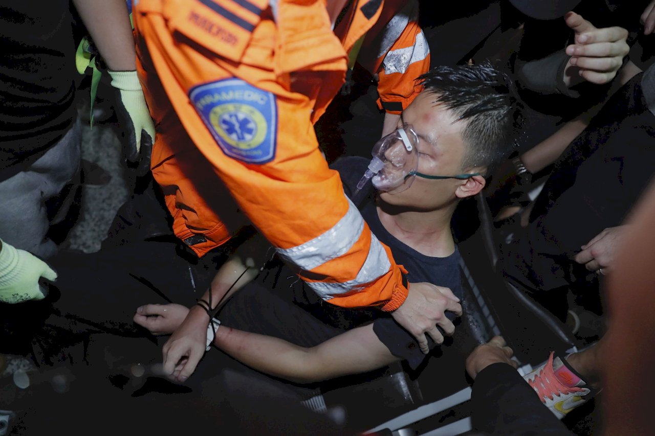 香港機場再爆衝突 中國男子和環球時報記者被圍