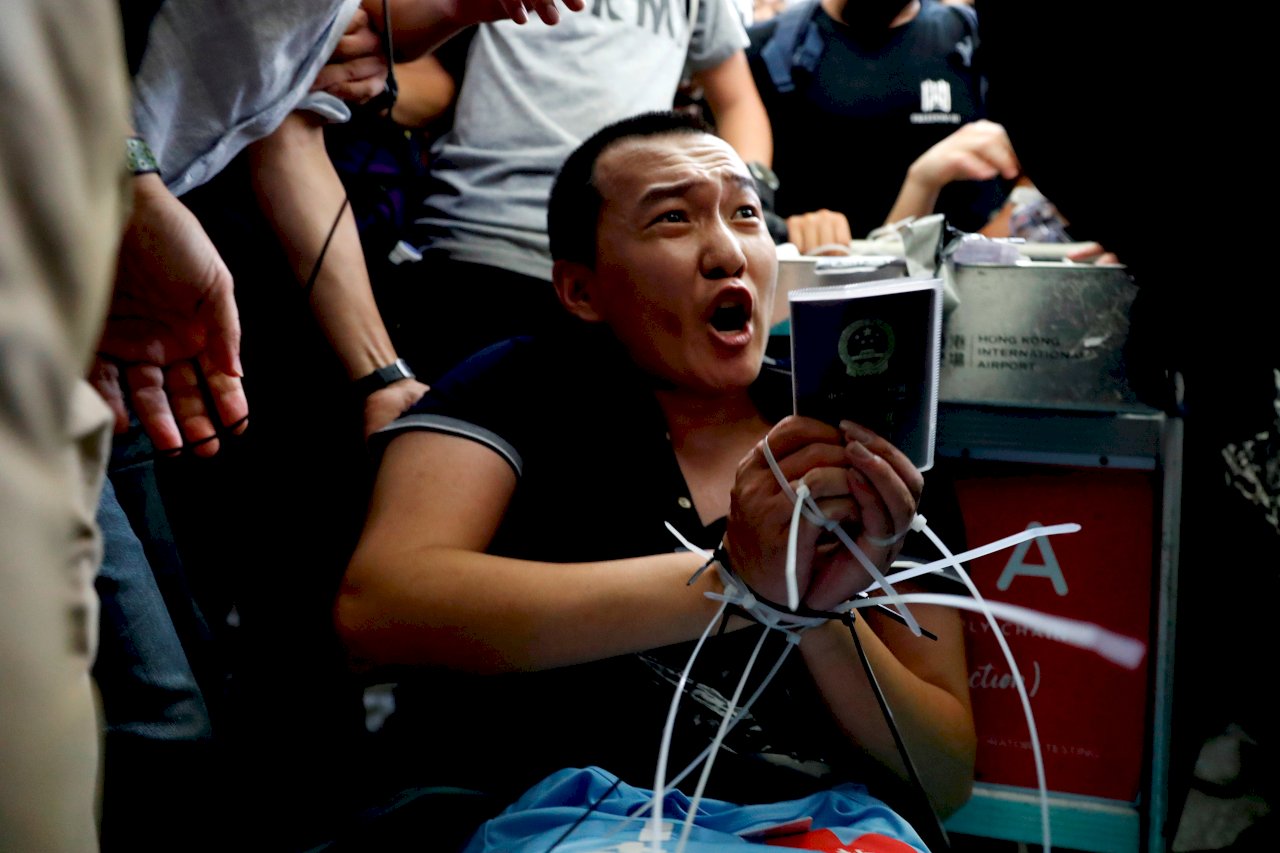 香港機場圍毆事件 警方拘捕1青年指非法禁錮