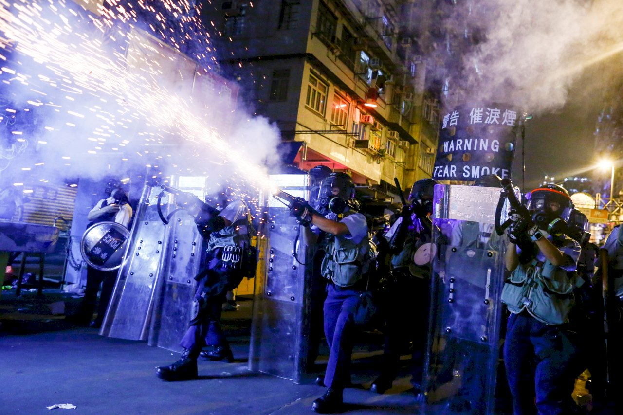 香港深水埗又現聚集人潮 警方發射催淚瓦斯