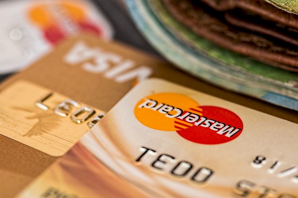 疫情衝擊國外旅遊 銀行信用卡改版衝內需