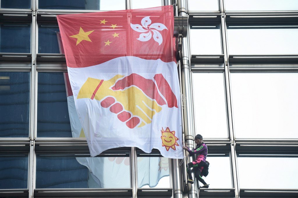 法國蜘蛛人攀上香港長江集團大樓 高舉和平橫額