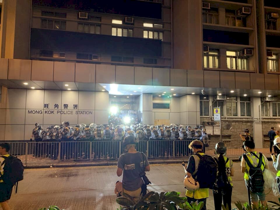 港人聚集旺角警署外抗議 警方清場驅離