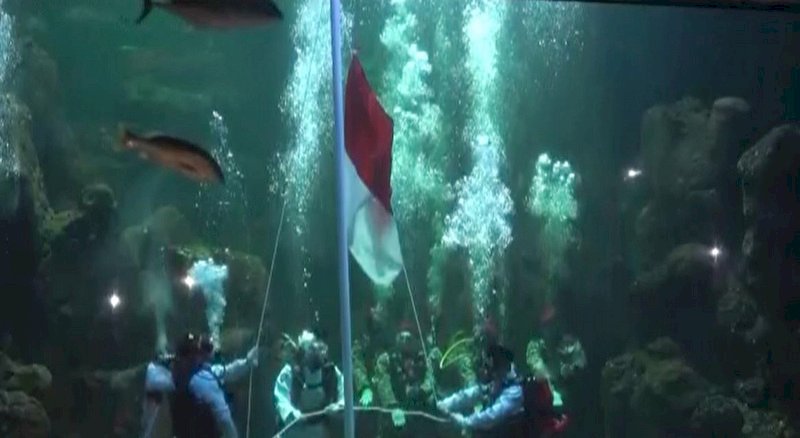 印尼獨立紀念日 火車上唱國歌水中升旗慶祝