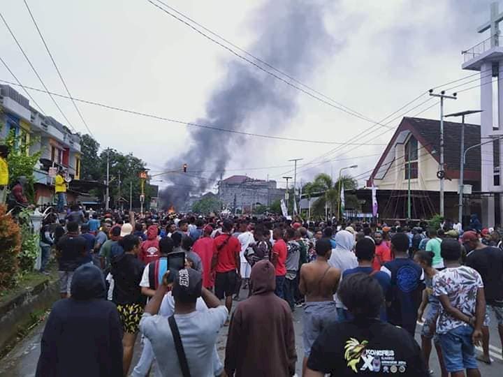 印尼警察涉種族歧視 巴布亞人民暴力抗議燒議會