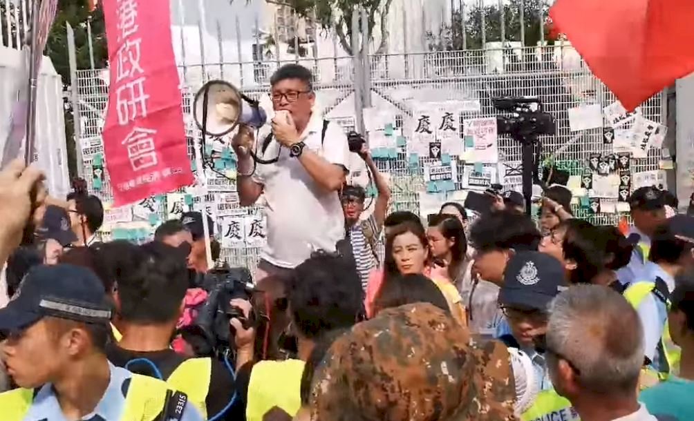 香港親建制派人士包圍香港電台 推撞辱罵記者
