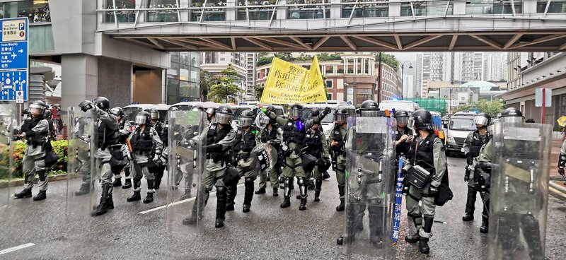 香港民主派批評荃灣警員近距離開槍 攻擊多於自衞