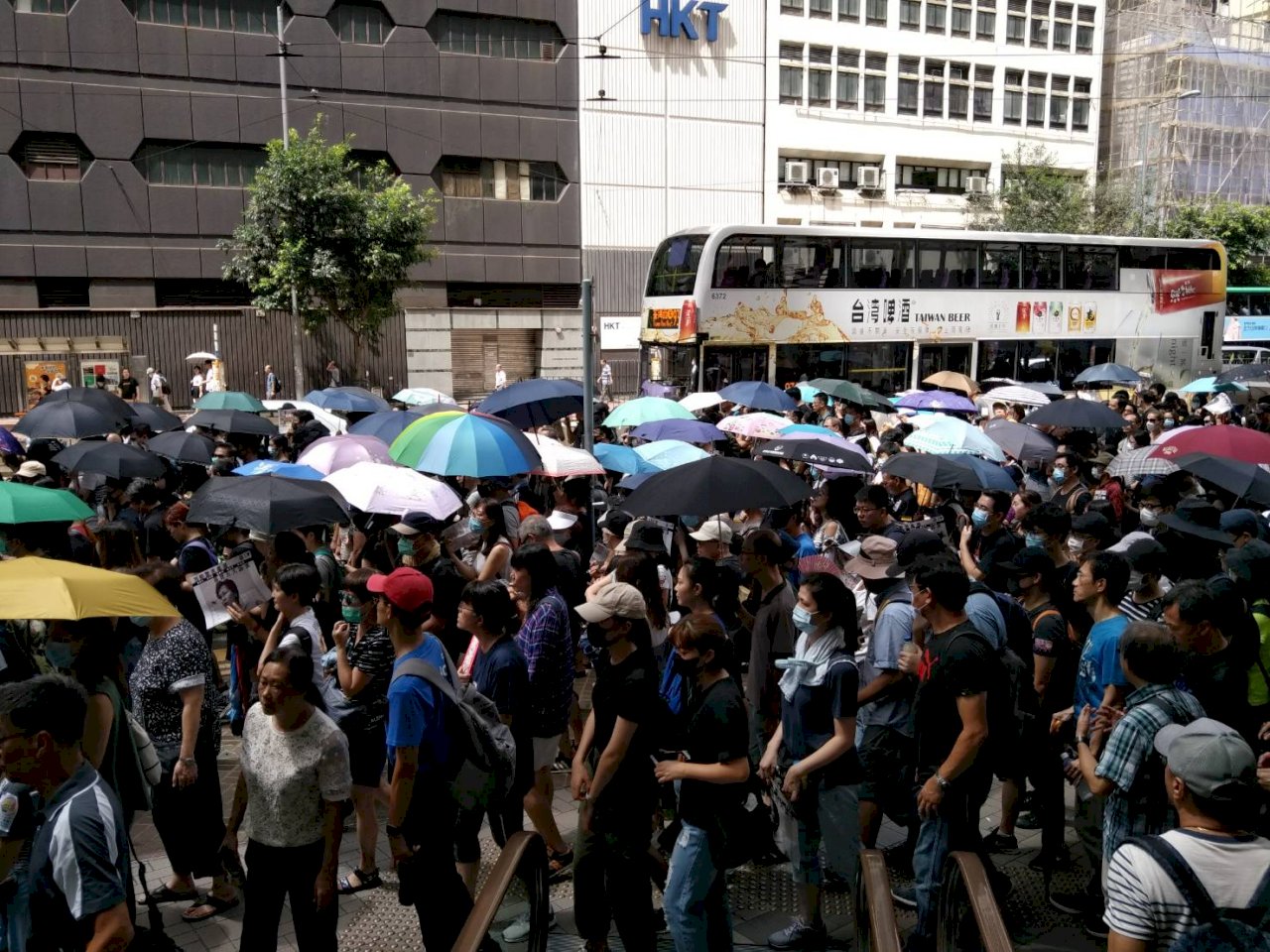 香港市民「自由逛街」示威 多條路線都有群眾