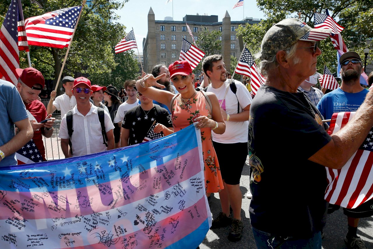 挺川普異性戀驕傲遊行與反制抗議 波士頓對峙