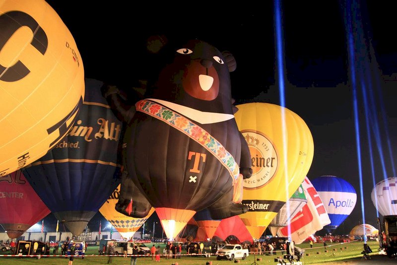 德國華士坦熱氣球節 台灣喔熊大出風頭
