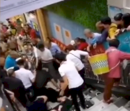 四川超市開幕促銷引發人踩人 16傷